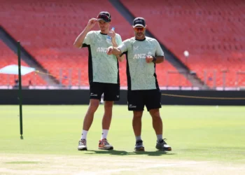Mitchell Santner Prioritises New Zealand Over BBL Deal, Earns Rob Walter’s Praise